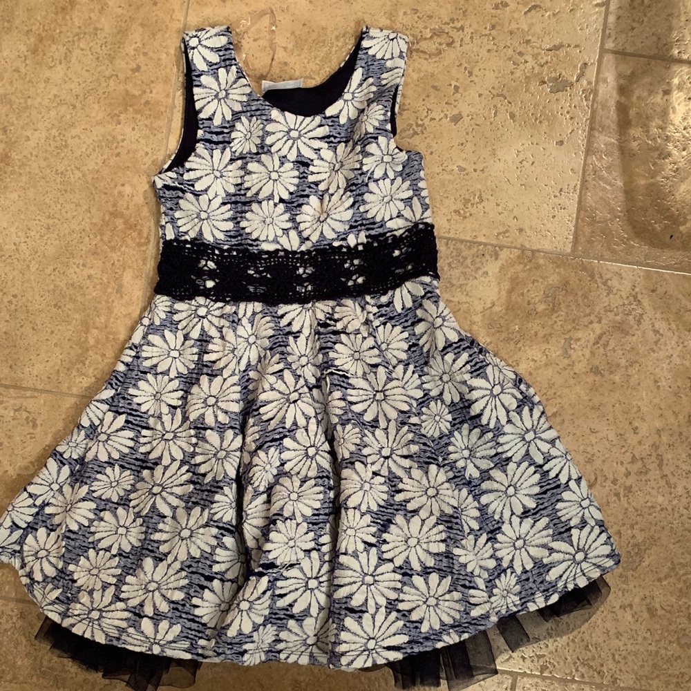 Girls daisy dress size 5